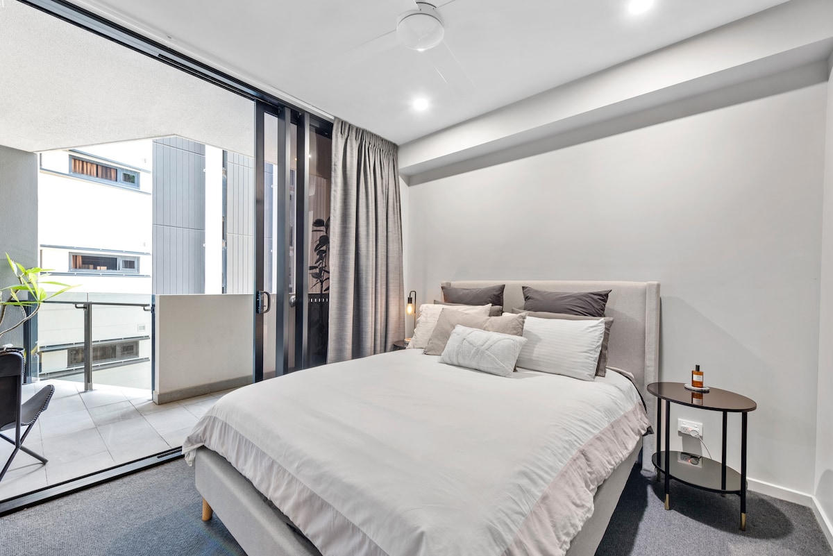 Luxe Apt Near James St w/ Rooftop Pool & Car Park