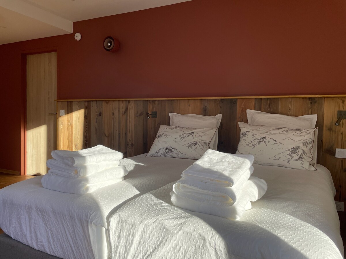 Chambre privilège avec balcon et vue montagne