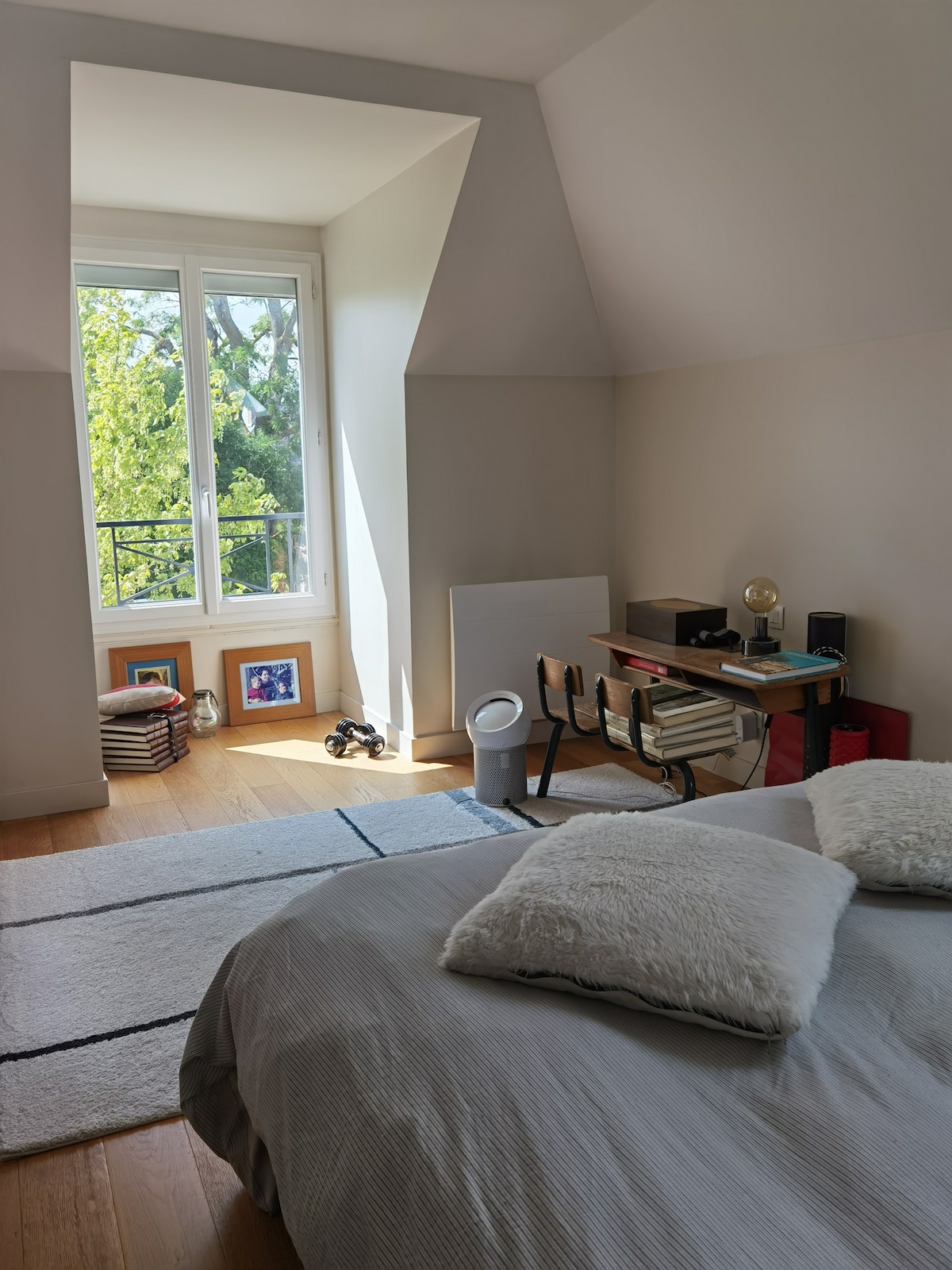 Chambre avec lit double et salle de bain privée