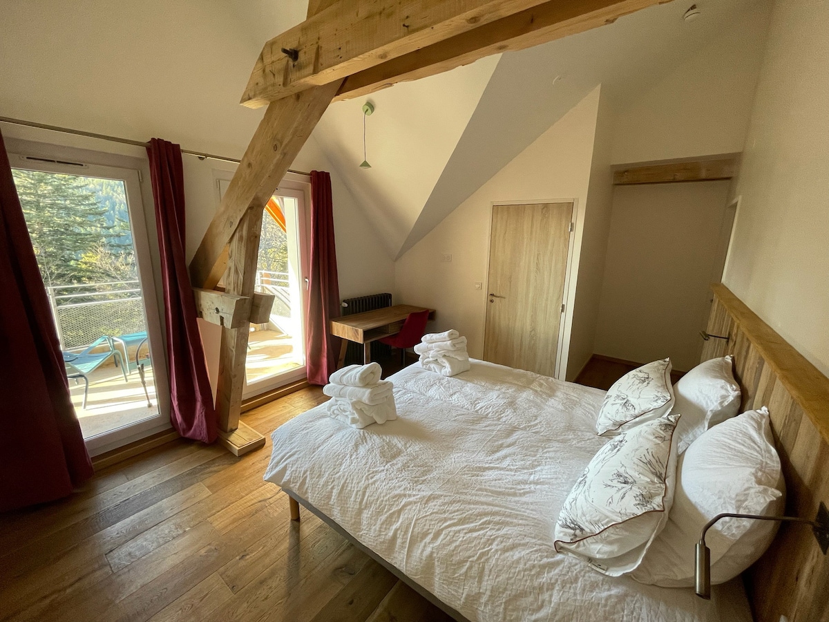 Chambre de charme avec balcon et vue montagne