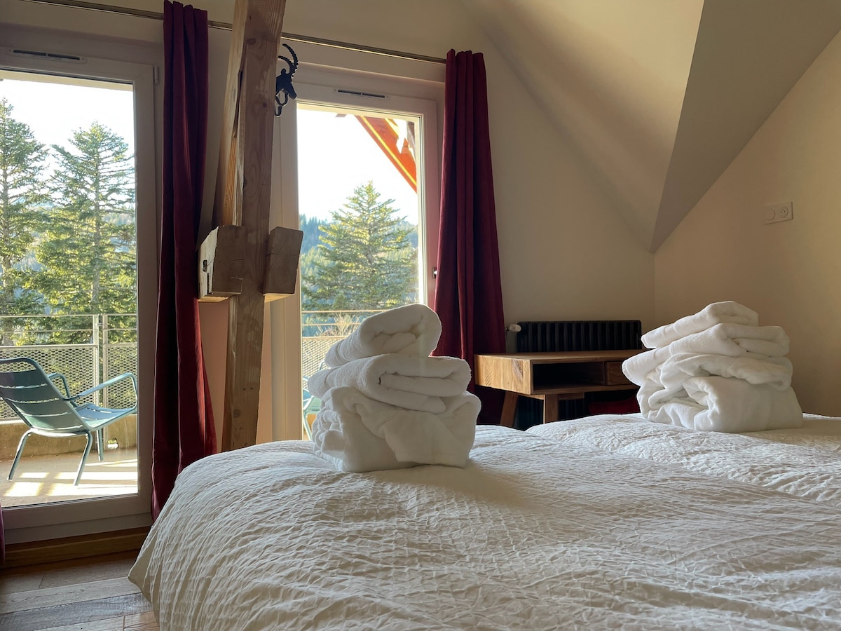 Chambre de charme avec balcon et vue montagne