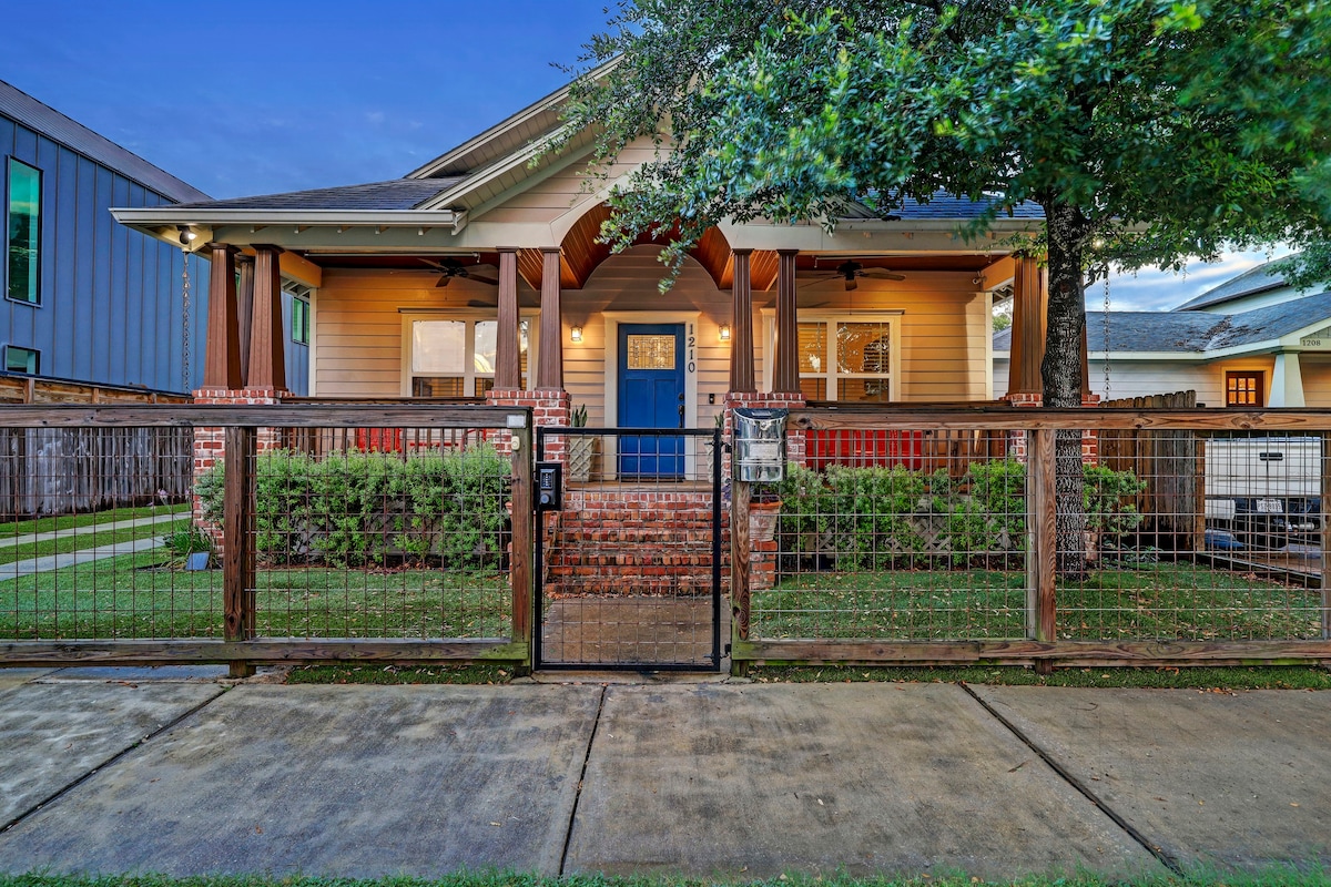 Craftsman Bungalow in Heights near Downtown