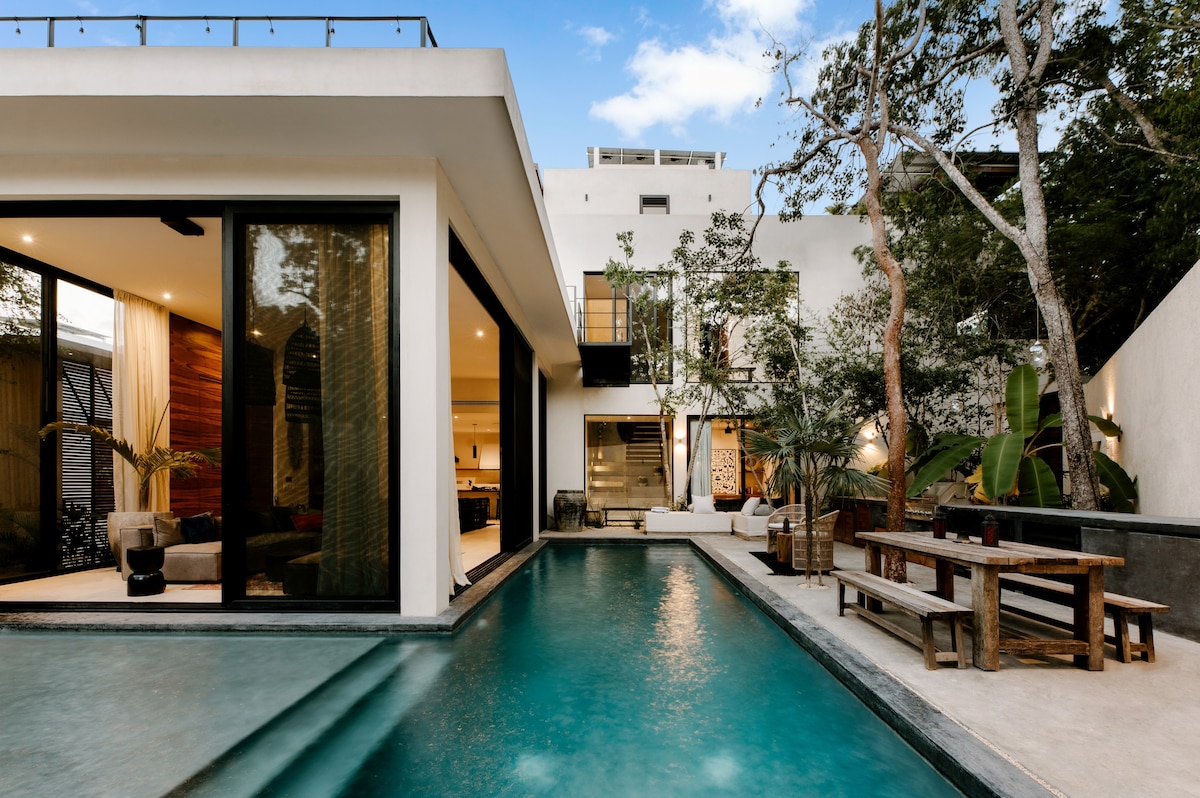 Casa Manati | Spacious Mansion, Rooftop & Big Pool