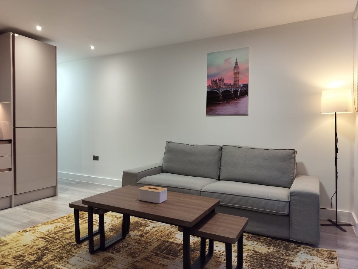 2 bed Boutique hotel apartment with free parking