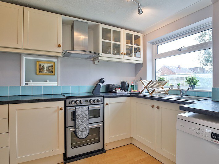 Large 4 Bed by River Thames