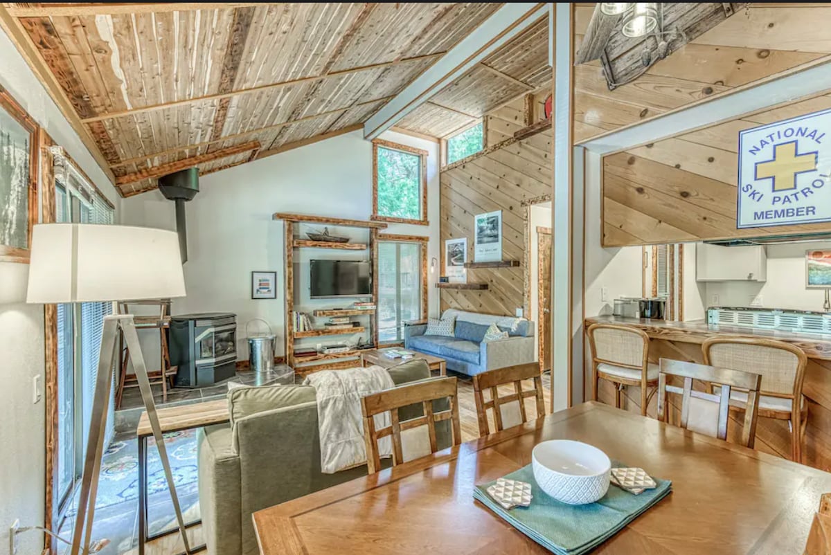 Little Ski Lodge-condo across from the pool & spa!