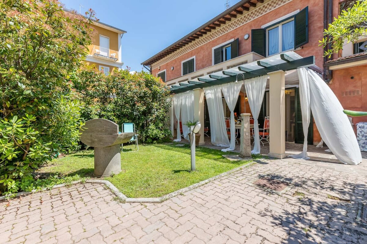 Villa Roger-With garden on seafront of Pietrasanta