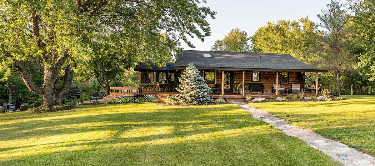 Private Modern Log Cabin on the River with Hot Tub