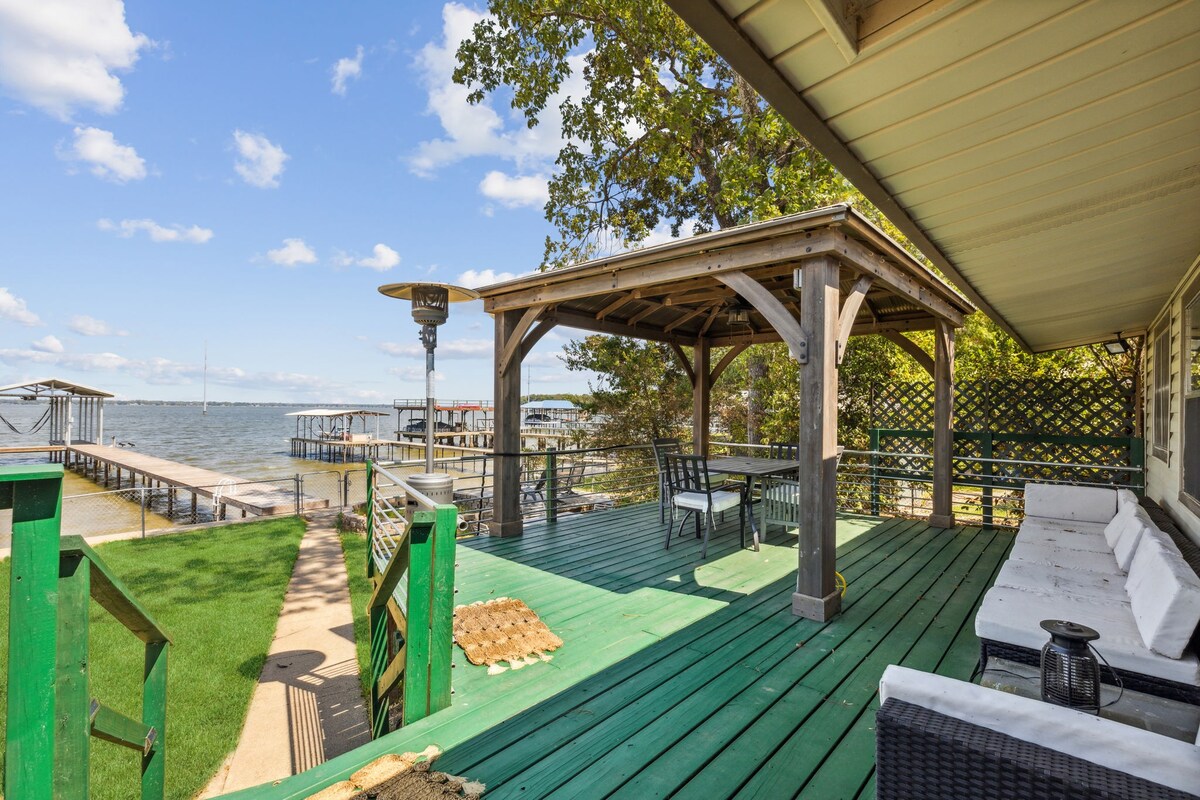 Peaceful & Inviting Family Lakefront Home!