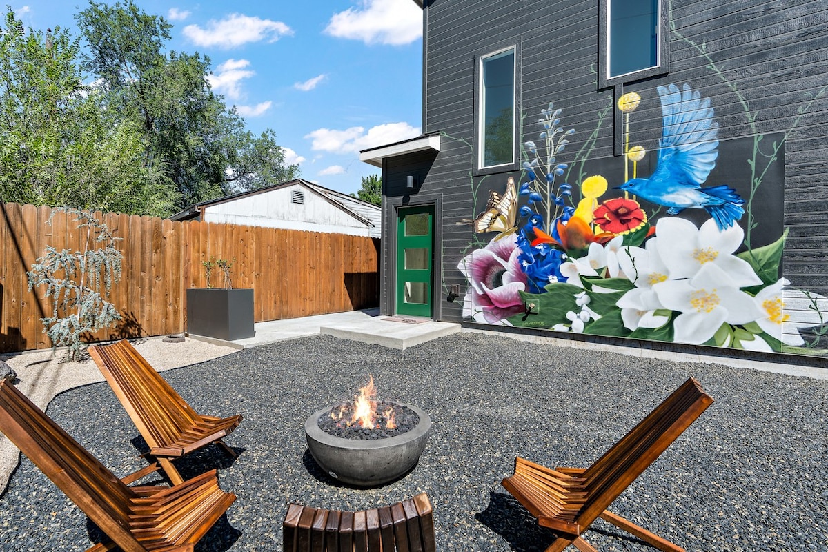 The Jasmine ~ Mural, Hot Tub & Fire pit