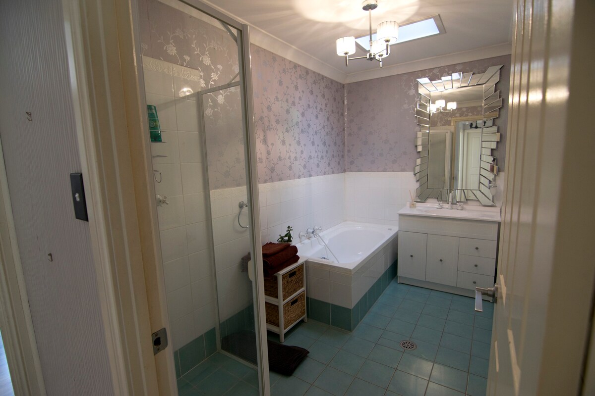 King room with private bathroom in Penrith
