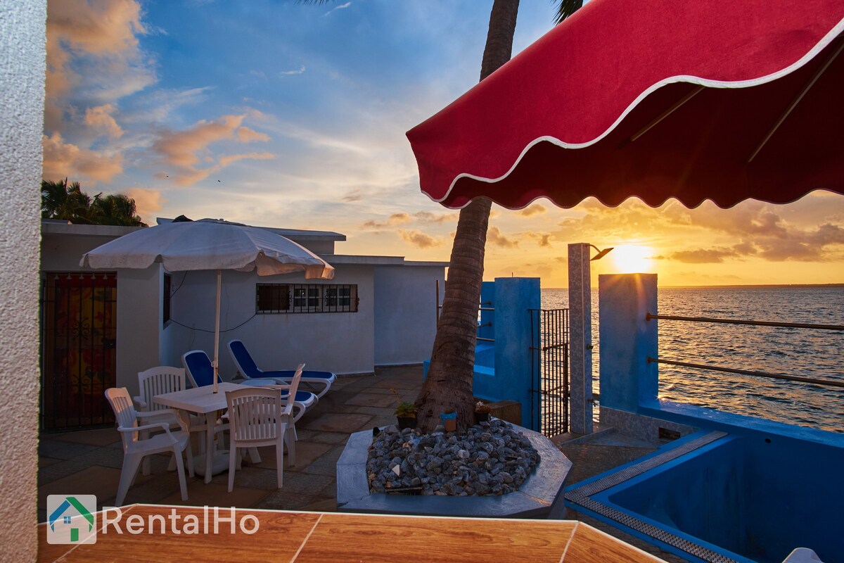 Spectacular Private Room with Pool and sea views