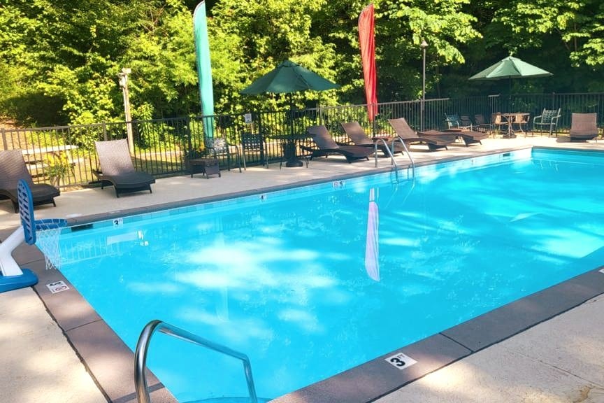 *Perfect Summer Getaway!* 2BR/2BA w/Pool Access