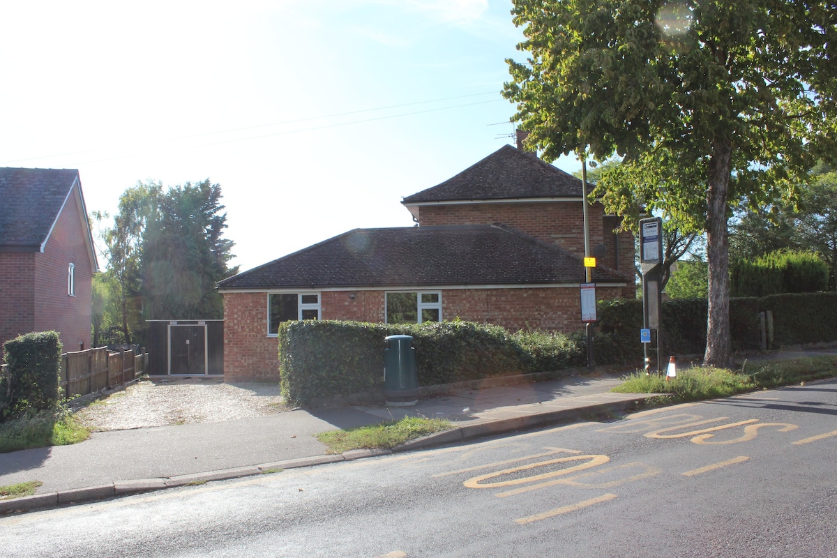 7 bedroom house close to UEA. parking for 3 cars.