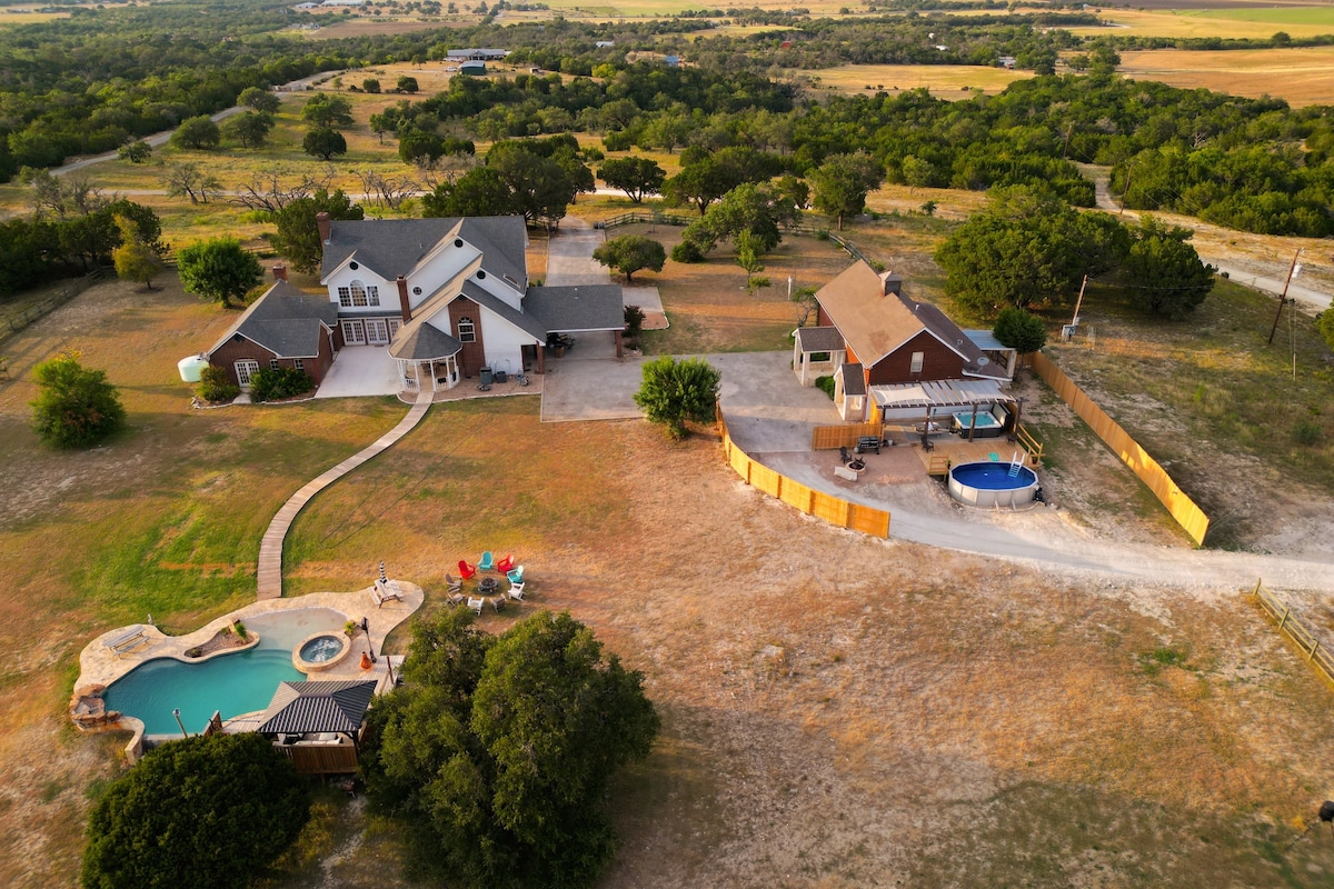 Hill Country 290 Wine Retreat - 2个房源、泳池和水疗中心