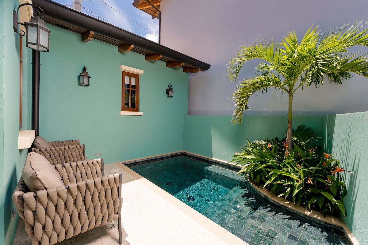 Private Pool, Walk to the Beach and Restaurants