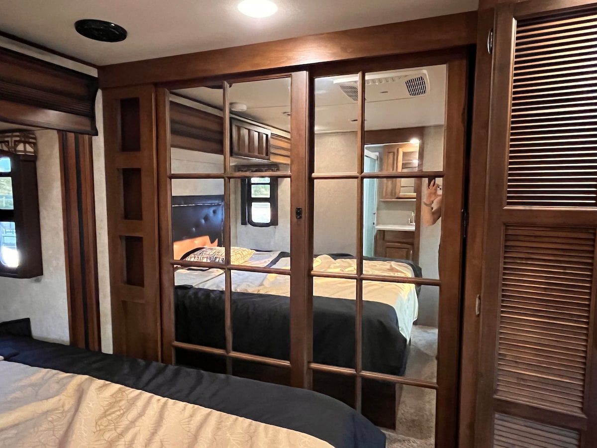 Private Trailer Oasis-5 Min - Airport