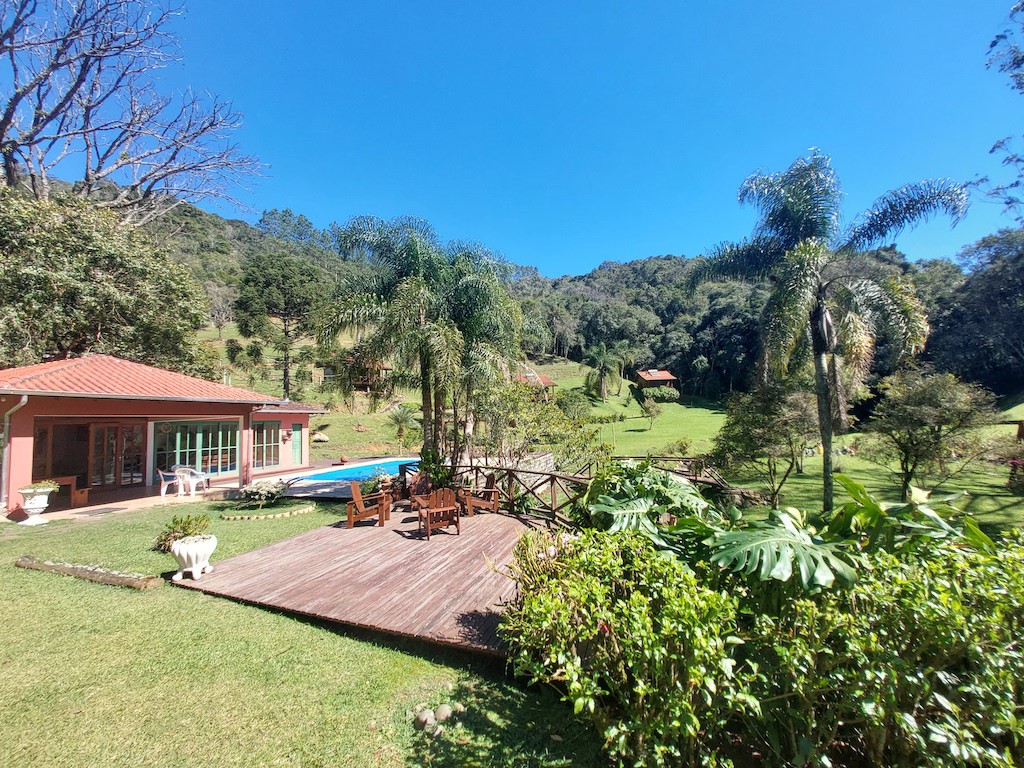 Confortável Cabana com vista para cachoeira