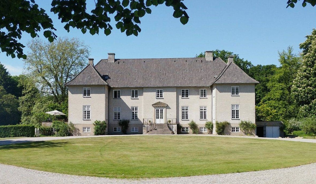 Cosy, Historic Manor House with nearby Distillery