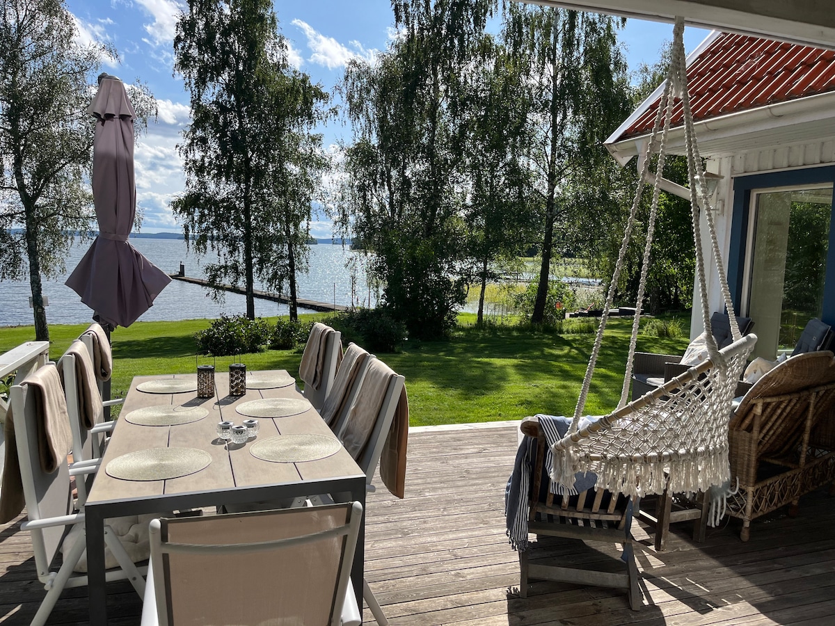 Family villa with private lakefront on Adelsö