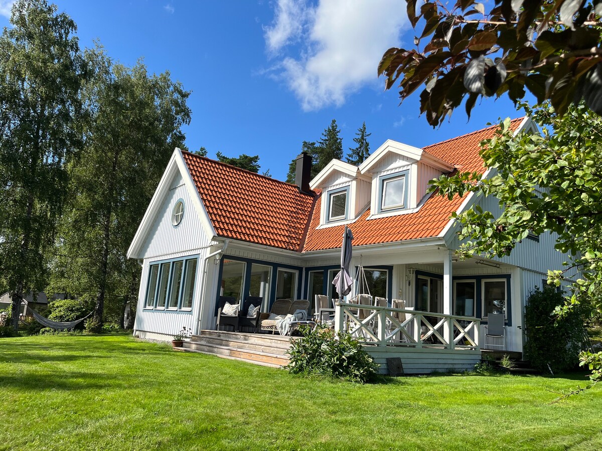 Family villa with private lakefront on Adelsö