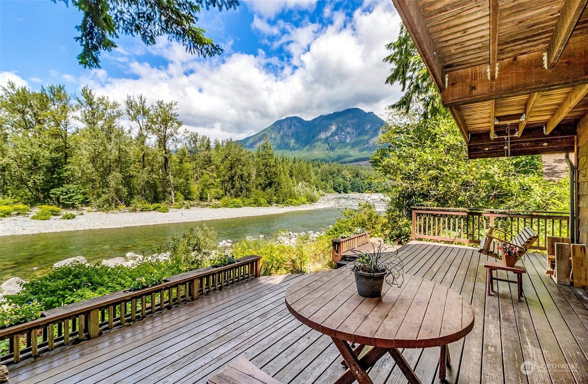 Riverfront Cabin with River Access, Mountain View