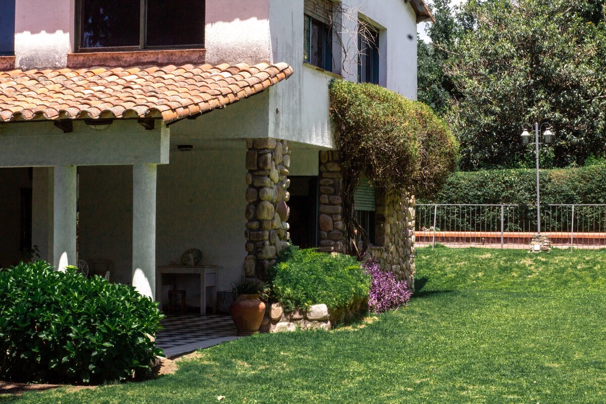 Casa de campo, quincho y pileta.