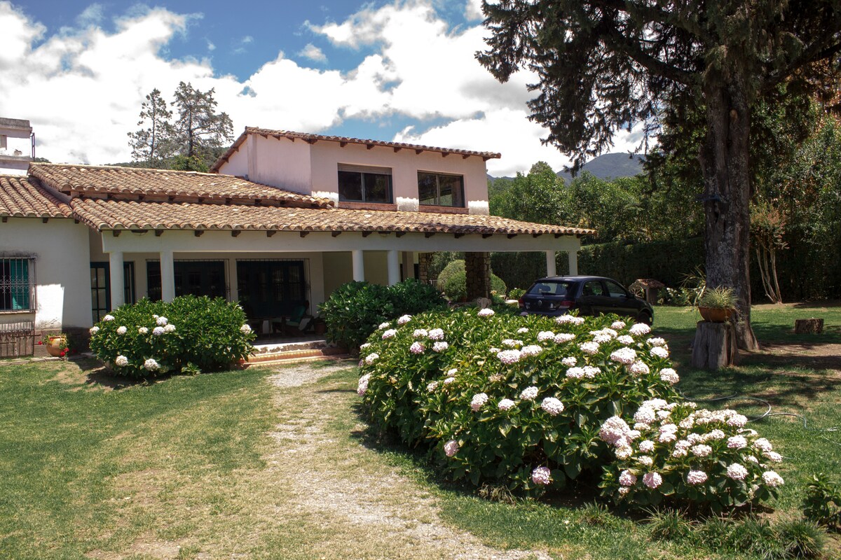 Casa de campo, quincho y pileta.