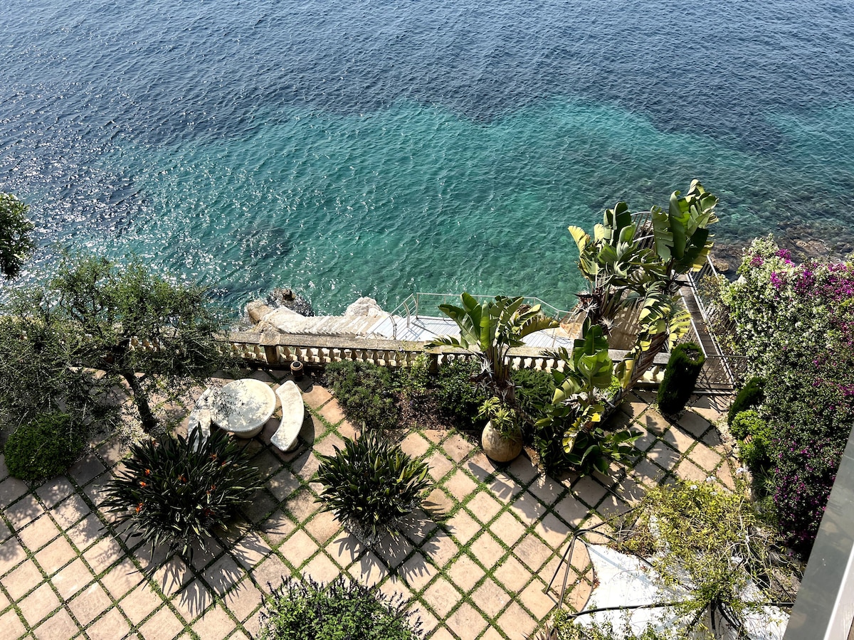 Gorgeous apartment on the sea and private beach