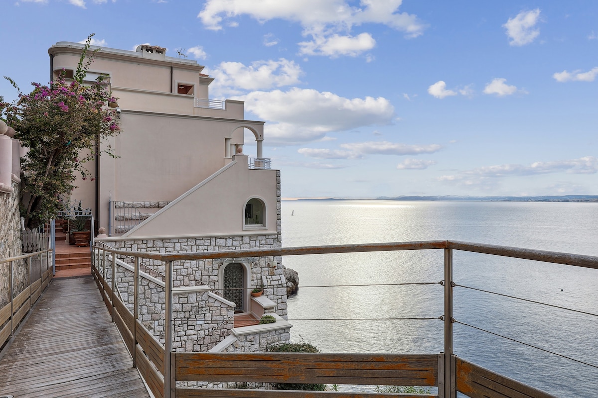 Gorgeous apartment on the sea and private beach