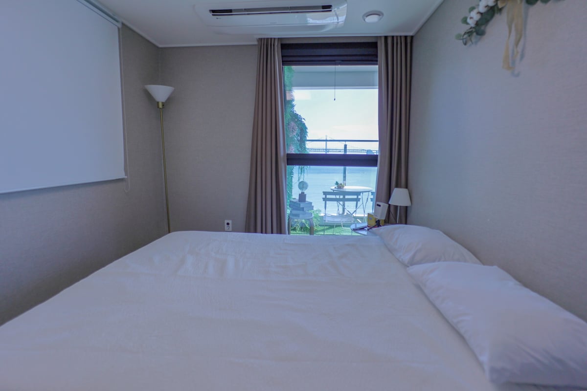 O Two Room O Bimp O Front Ocean View O Beach Road 1 Second O Gwangalli Best View O Open Terrace O Netflix O Disney 09