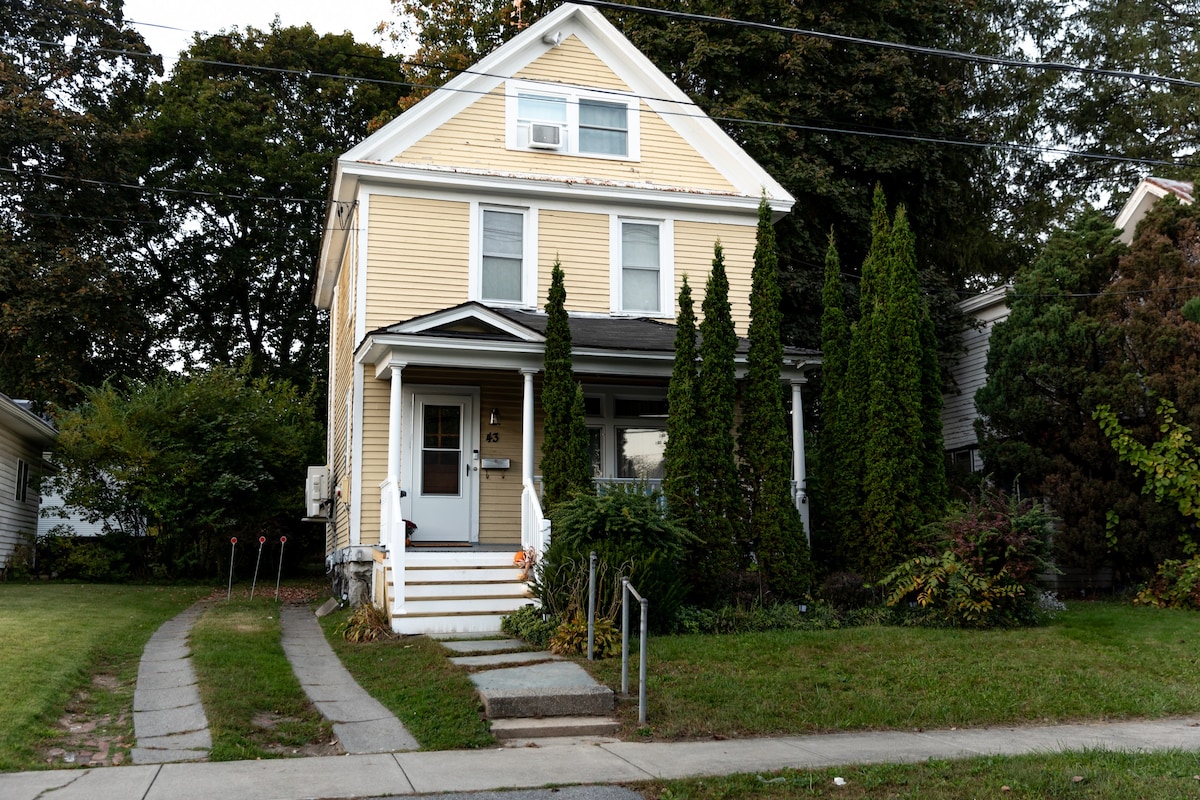 Walk to Downtown, Park 
& Skidmore-Victorian home