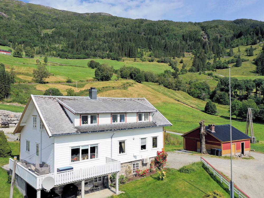 Stort hus med utsikt over Sognefjorden.