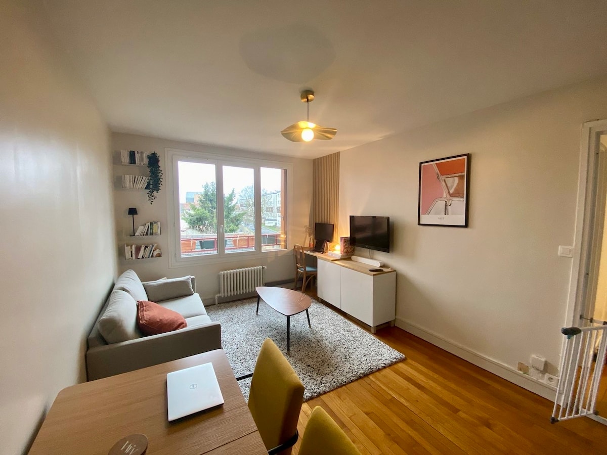 Bright and Quiet Apartment Near Paris