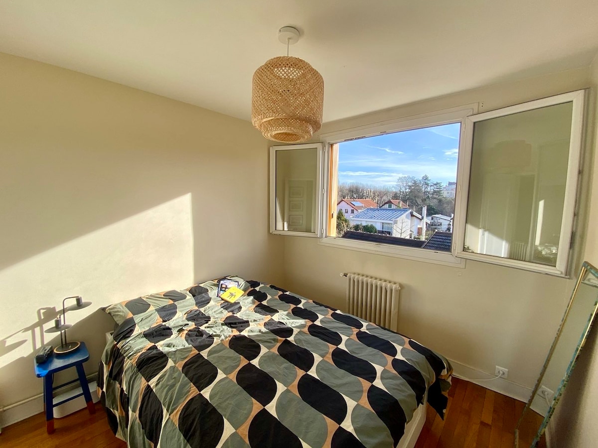 Bright and Quiet Apartment Near Paris