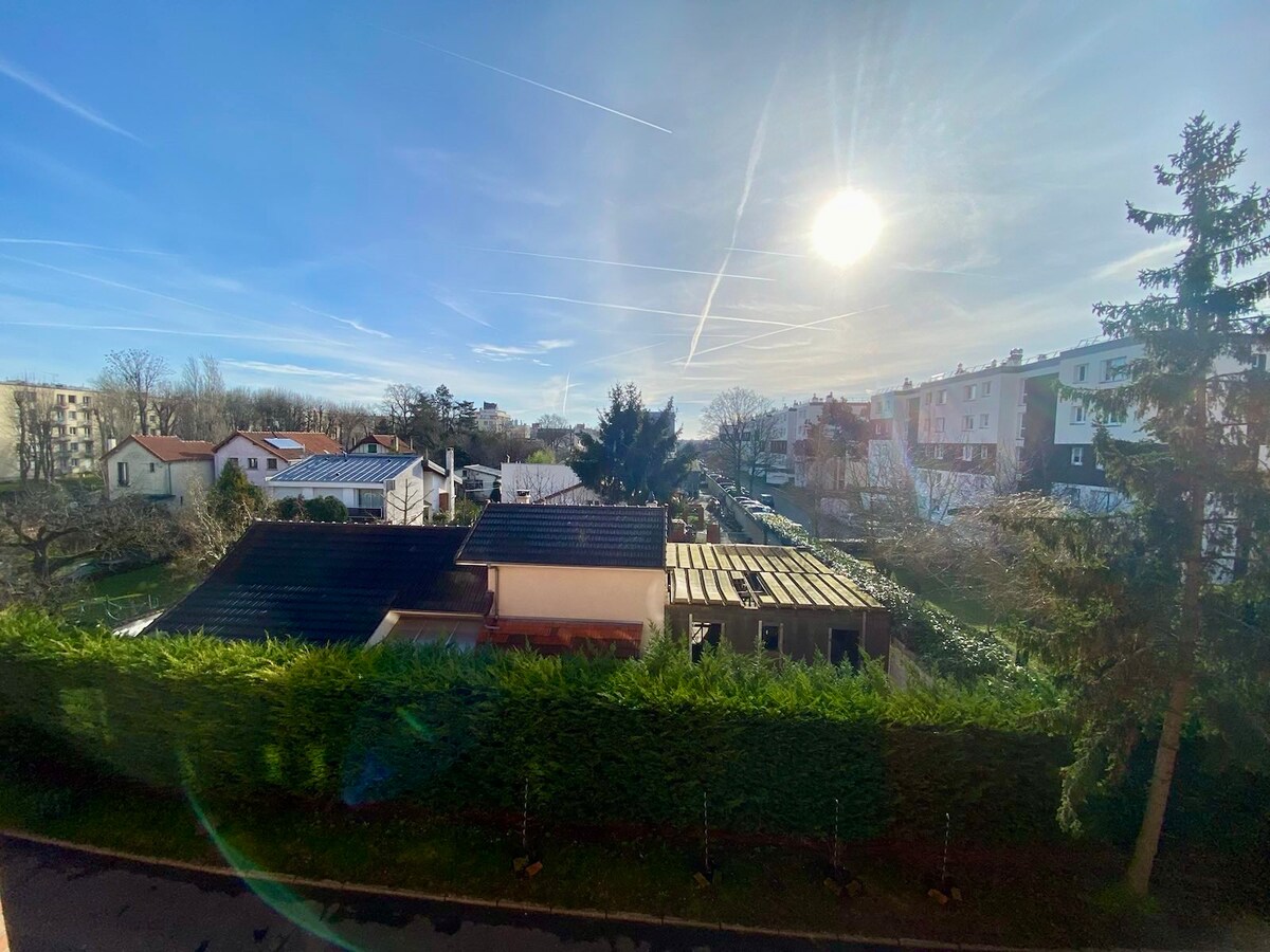 Bright and Quiet Apartment Near Paris