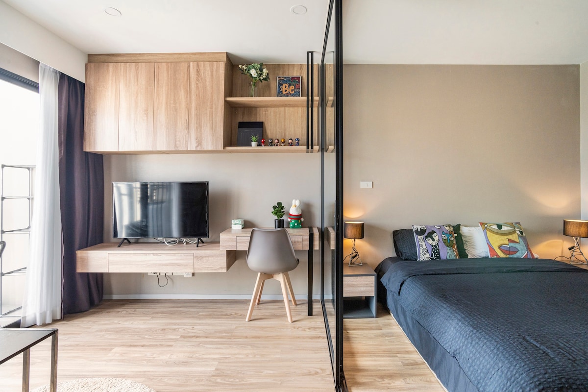 Marvel Room | Airbnb官方拍摄|双人大床房| 是隆沙吞商圈|城市景观房，看像素大厦