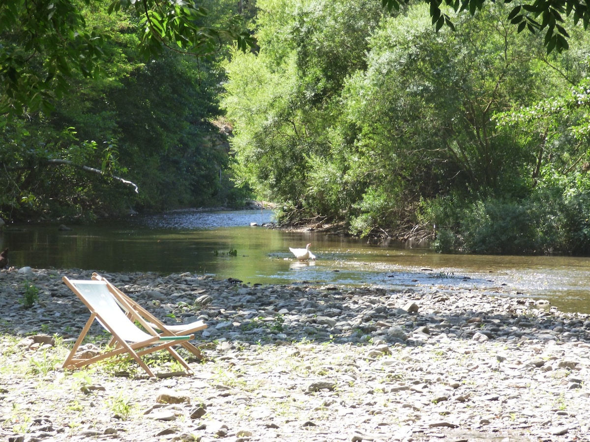 Ancienne filature en bord de rivière