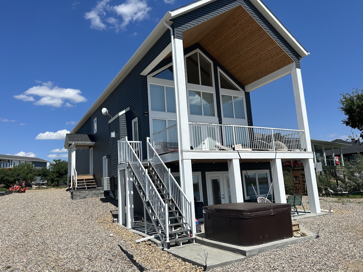 Fishinggeeks Luxury Cottage on Lake Diefenbaker