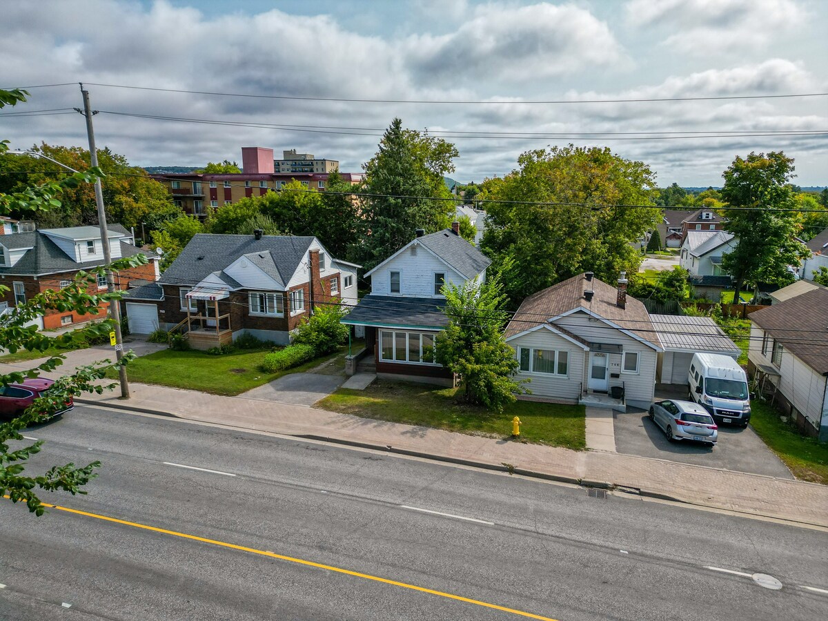 Cozy 5 Bed 2 Bath | Downtown | Bus stop in front