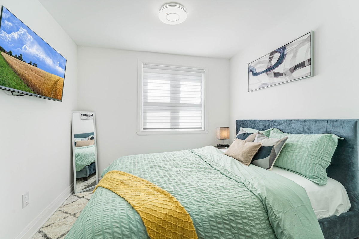 Cozy Comfort: Modern 2B/1B, 5G, Kitchen, Parking
