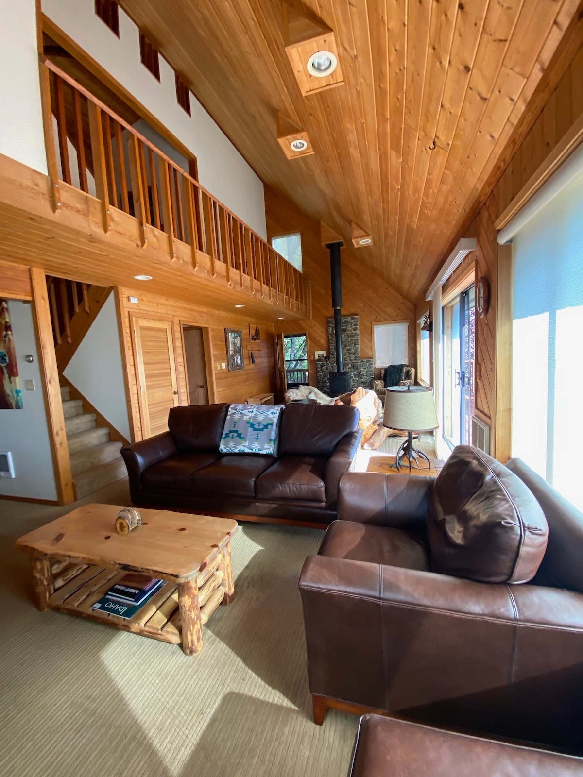 Eagles Nest - Lakeview Cabin with stunning views.