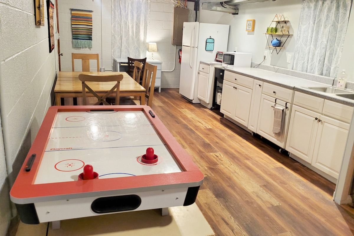 Basic Belmont Apt+ Air Hockey + Walkable Downtown