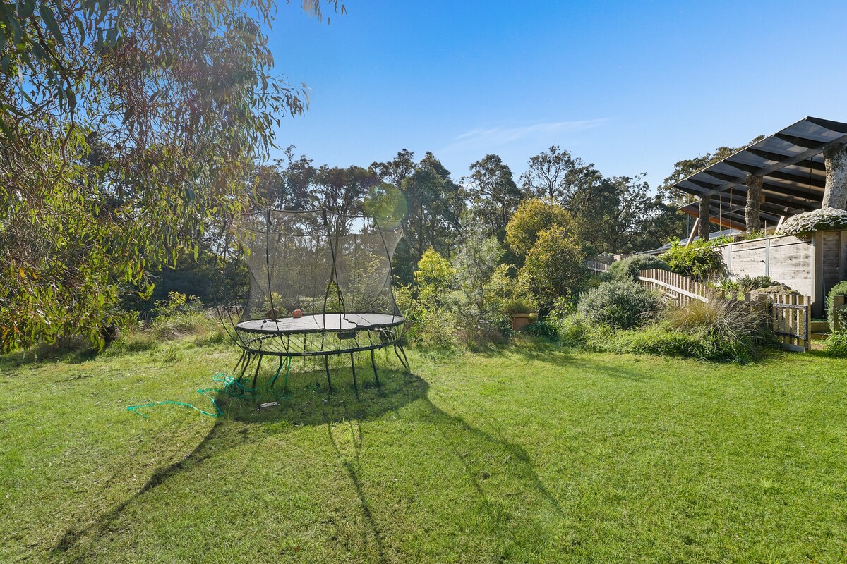 Tara Jak - Bells Beach - set on 3 acres!