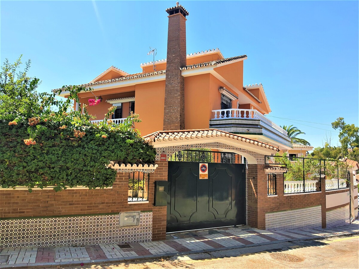 Villa con piscina y barbacoa, entorno saludable.