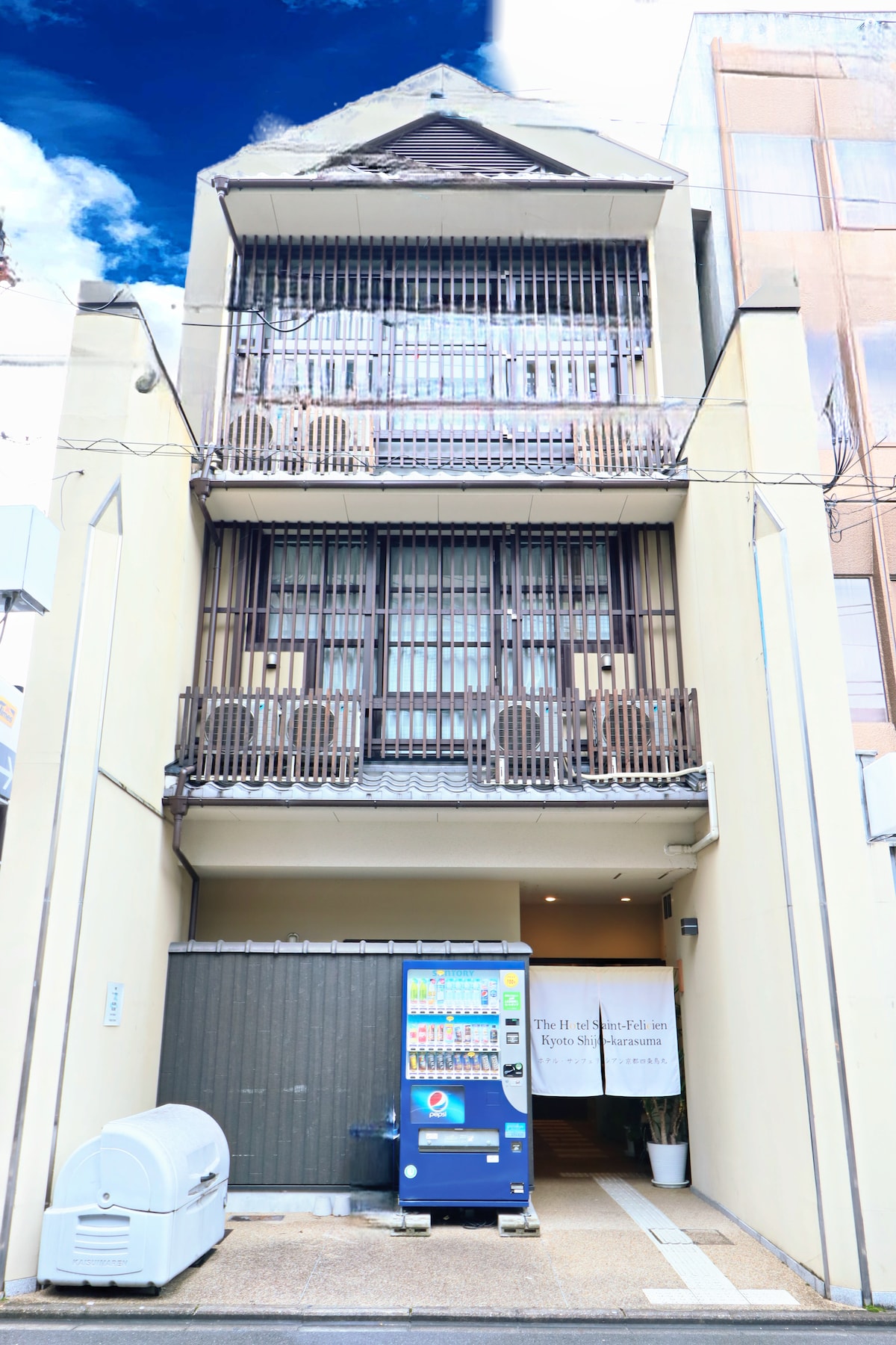 步行5分钟即可抵达四条乌丸（ Shijo Karasuma ）这是一个可供4人入住的独立房间。