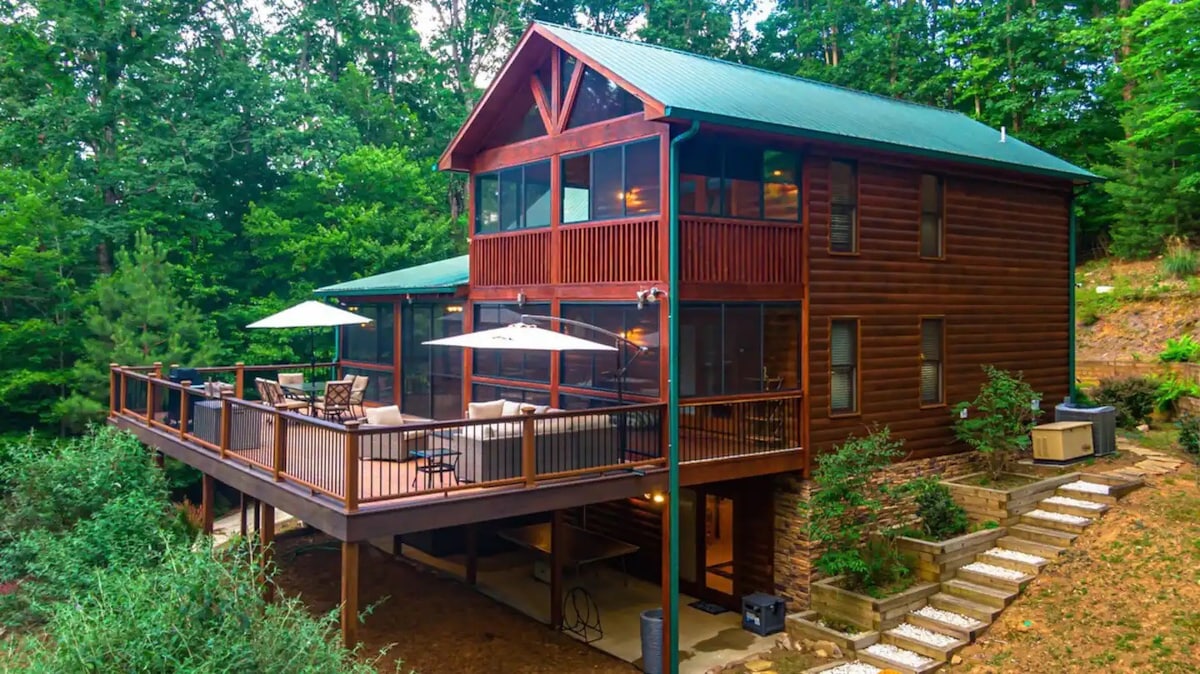 River Resort Lodge in the Woods with LOTS to do!