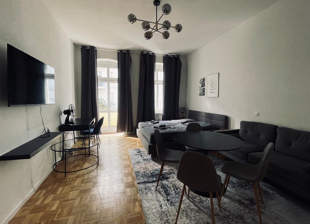 Terrace | Spacious 3 Bedroom Apt, Mauer Park Pberg