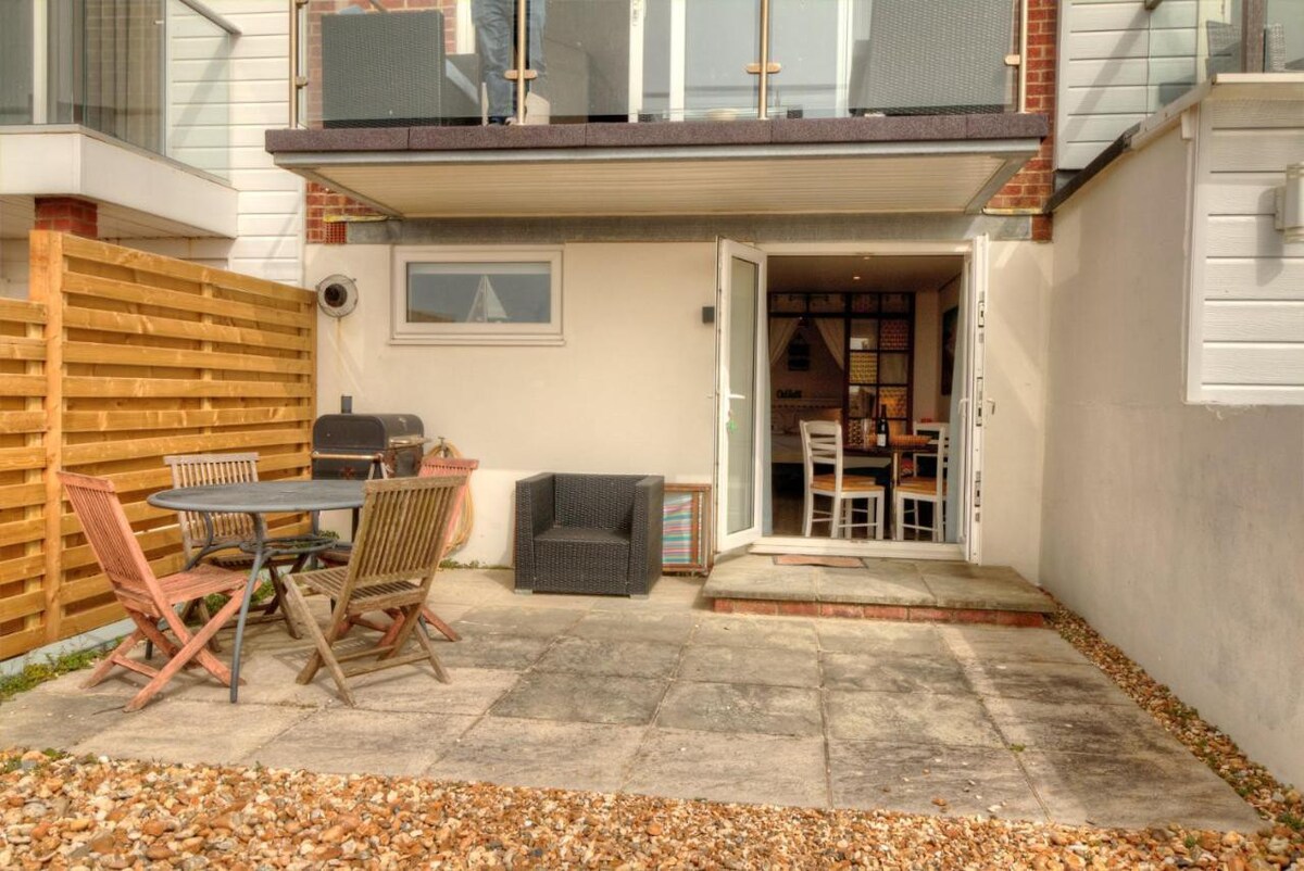 Stunning Solent View Beachfront Apartment, Sleeps4