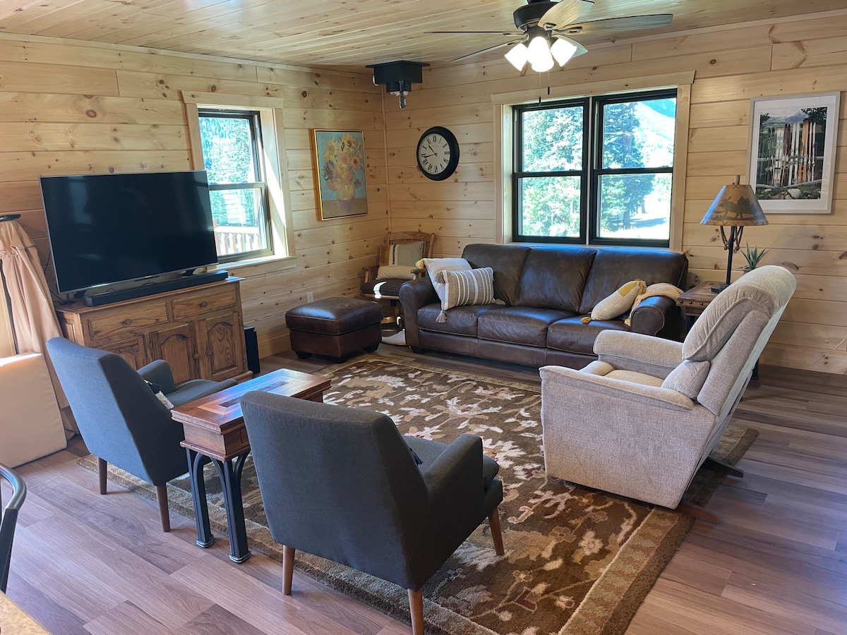 Cozy Log Home in a small town in the Mountains